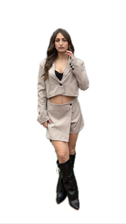 Completo con giacca crop e pantagonna